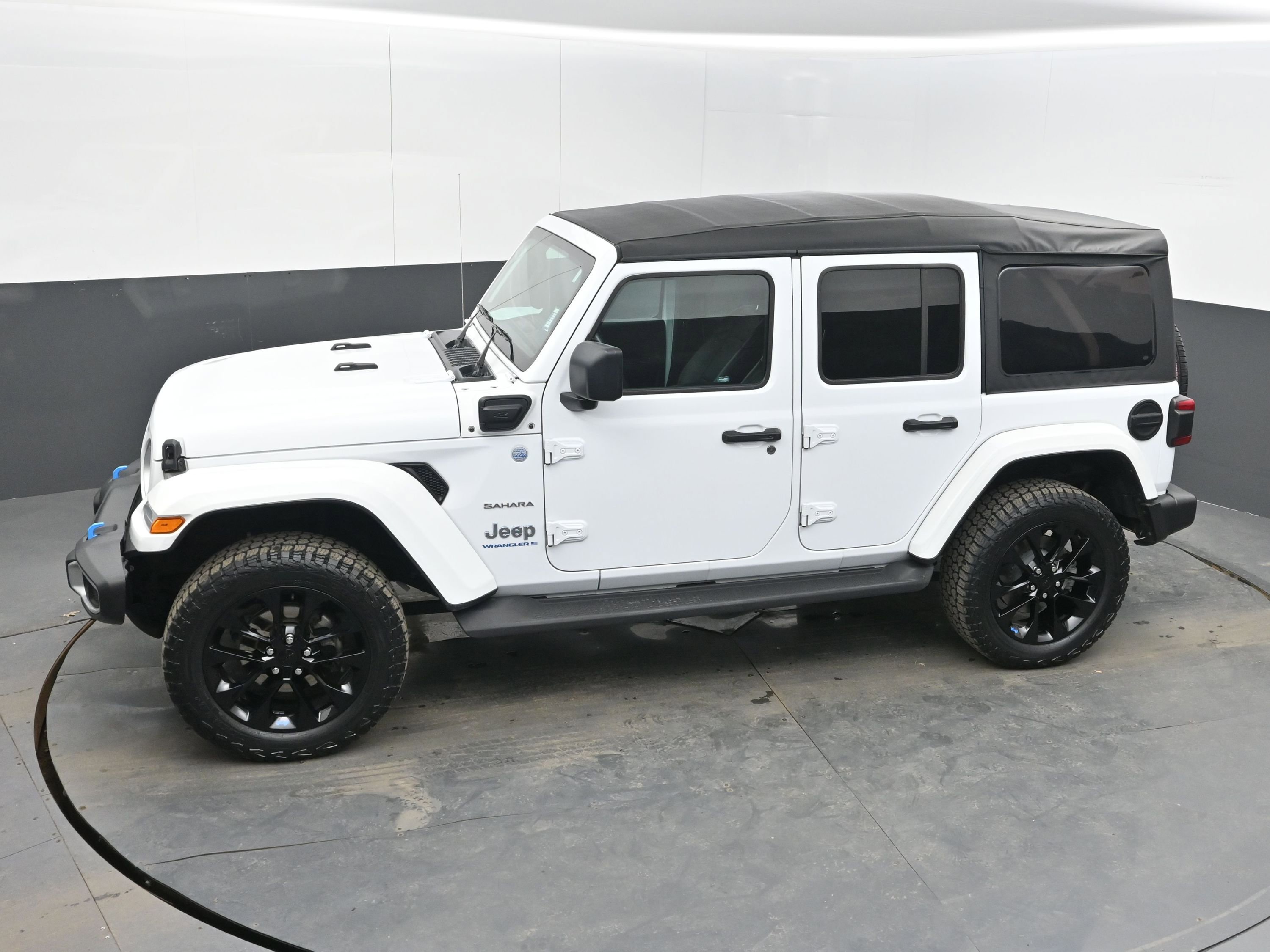 Used 2023 Jeep Wrangler Sahara w/ Cold Weather Group image 34