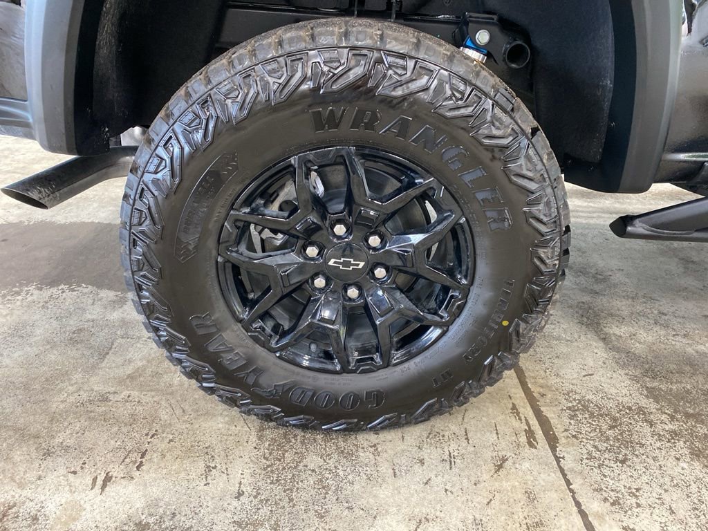 New 2025 Chevrolet Colorado ZR2 w/ Midnight Edition image 13