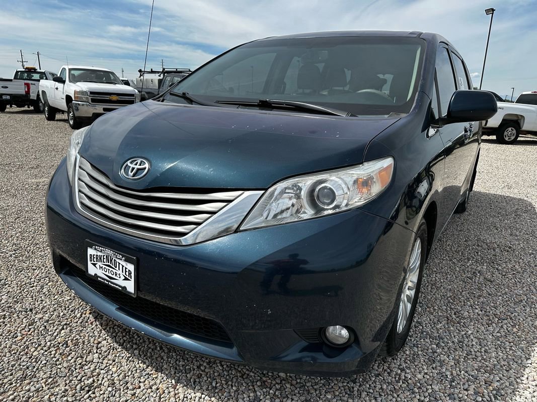 Used 2012 Toyota Sienna XLE image 4