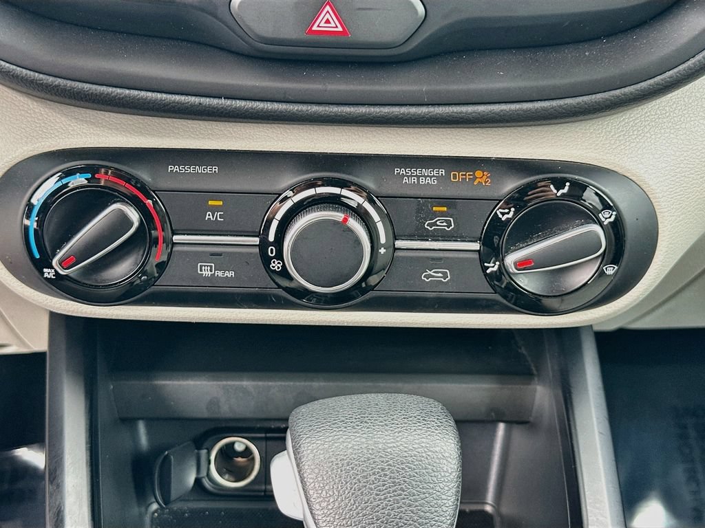 Used 2023 Kia Soul LX w/ LX Technology Package FWD image 16