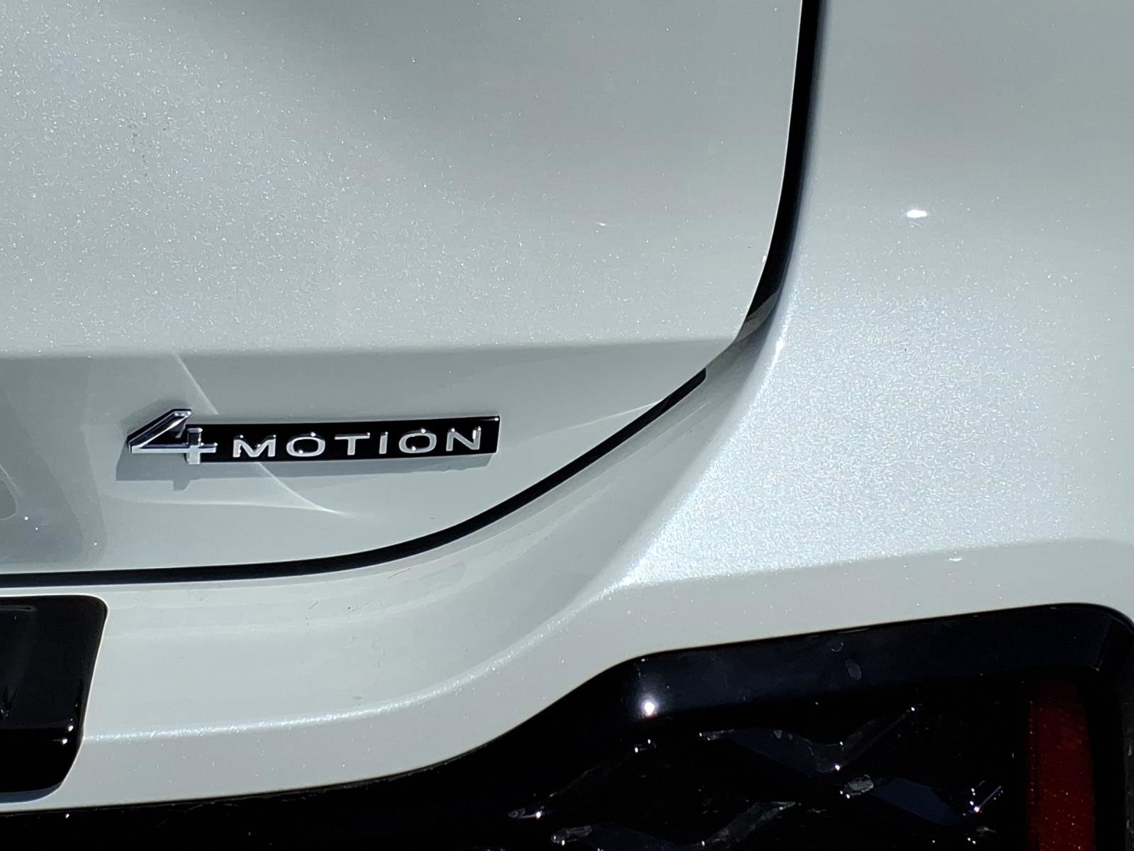 New 2026 Volkswagen Tiguan SE R-Line image 9