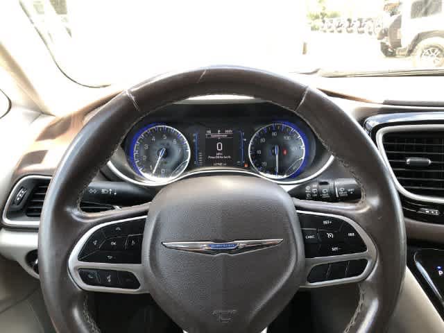 Used 2017 Chrysler Pacifica Touring-L FWD image 19