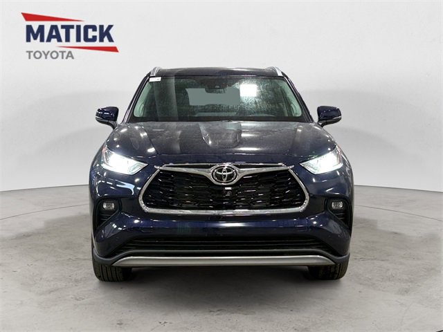 New 2026 Toyota Highlander Platinum image 2