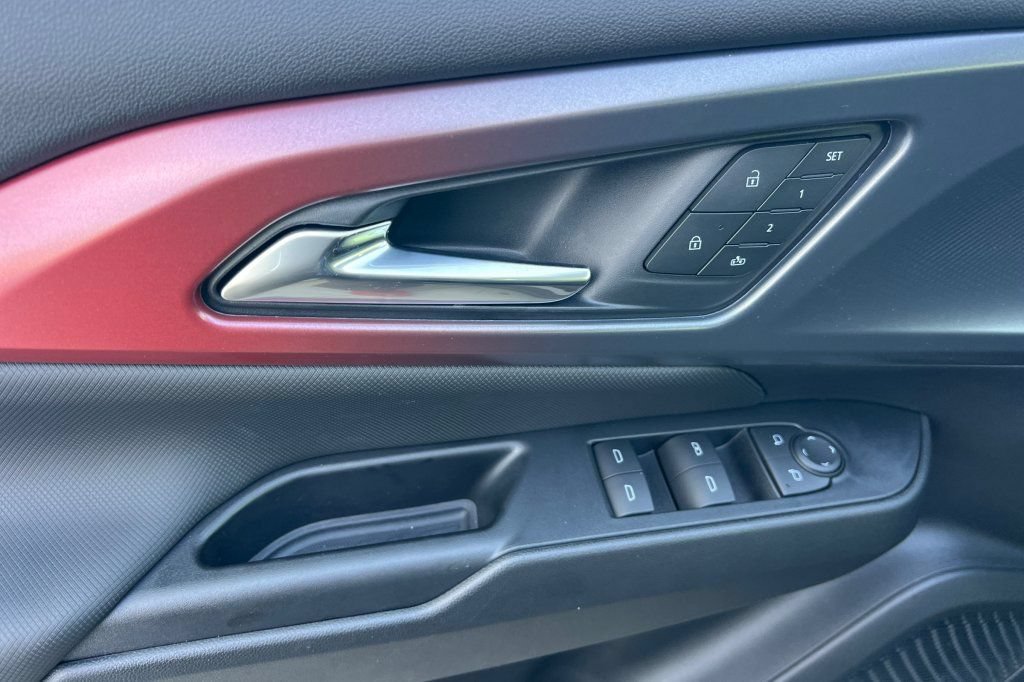 New 2026 Chevrolet Equinox EV RS w/ Convenience Package II FWD image 8