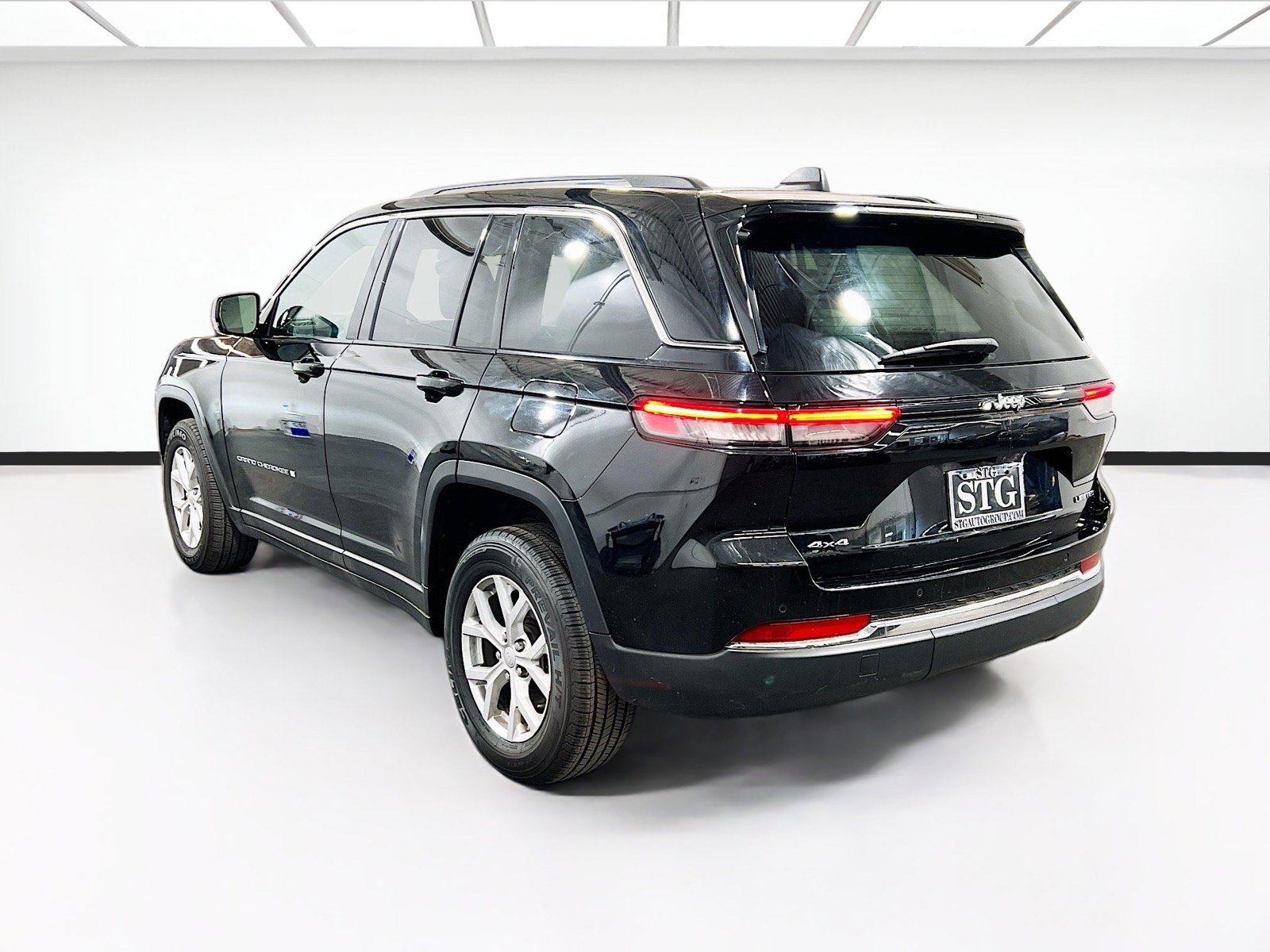Used 2024 Jeep Grand Cherokee Limited AWD/4WD image 6