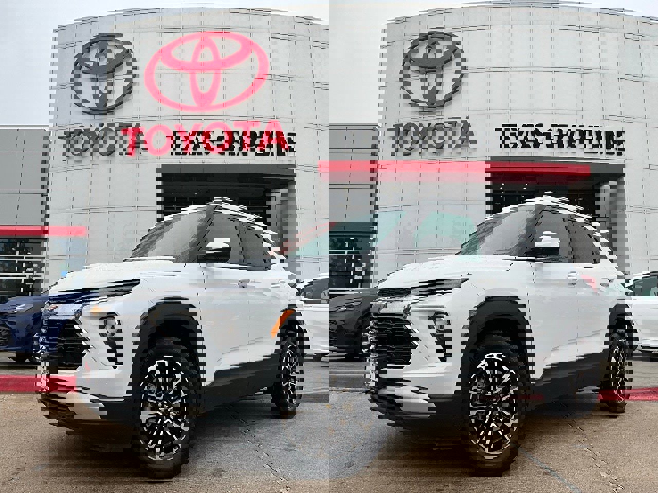 Used 2025 Chevrolet TrailBlazer LT image 2