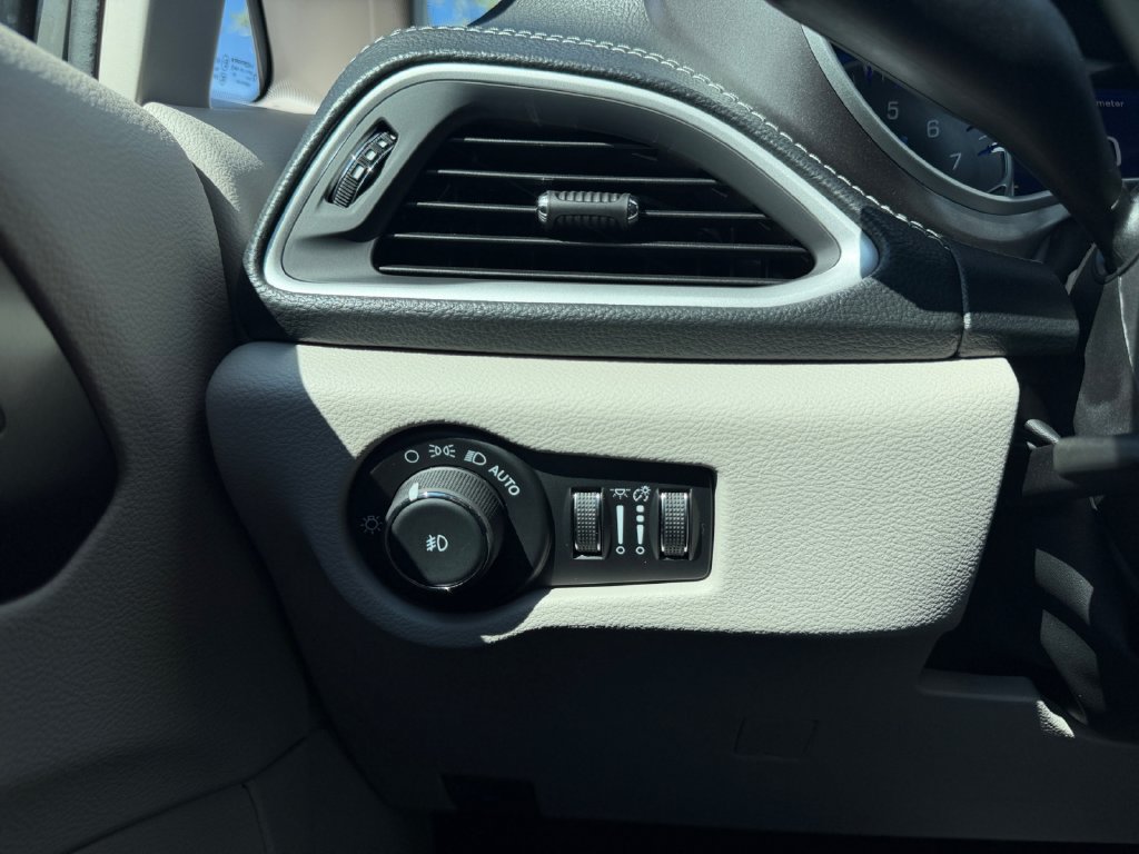 Used 2024 Chrysler Pacifica Touring-L FWD image 19