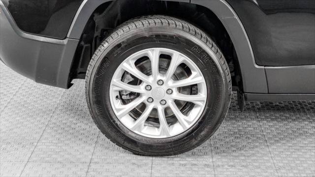 Used 2020 Jeep Cherokee Latitude AWD/4WD image 32