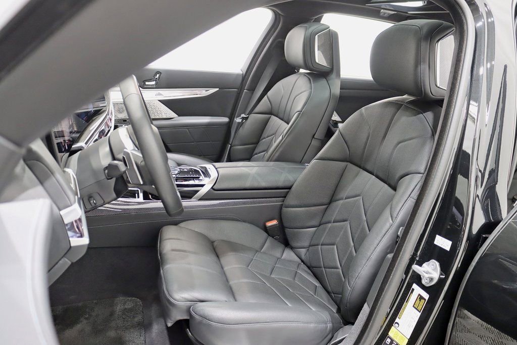 Used 2023 BMW 760i xDrive image 29