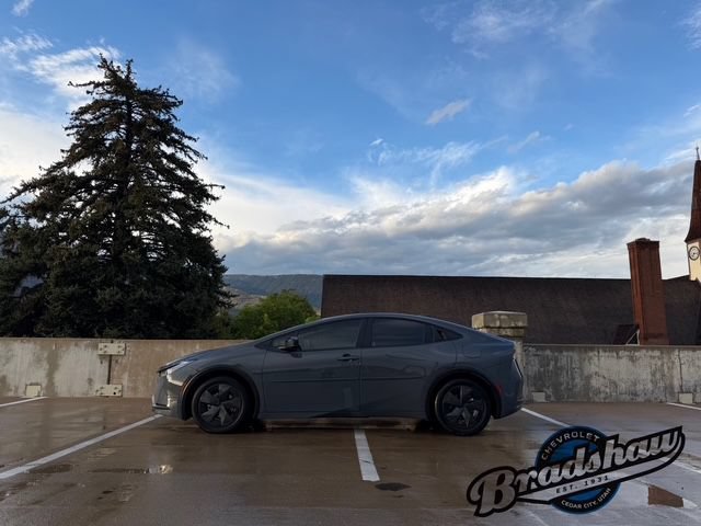 Used 2025 Toyota Prius LE FWD image 4
