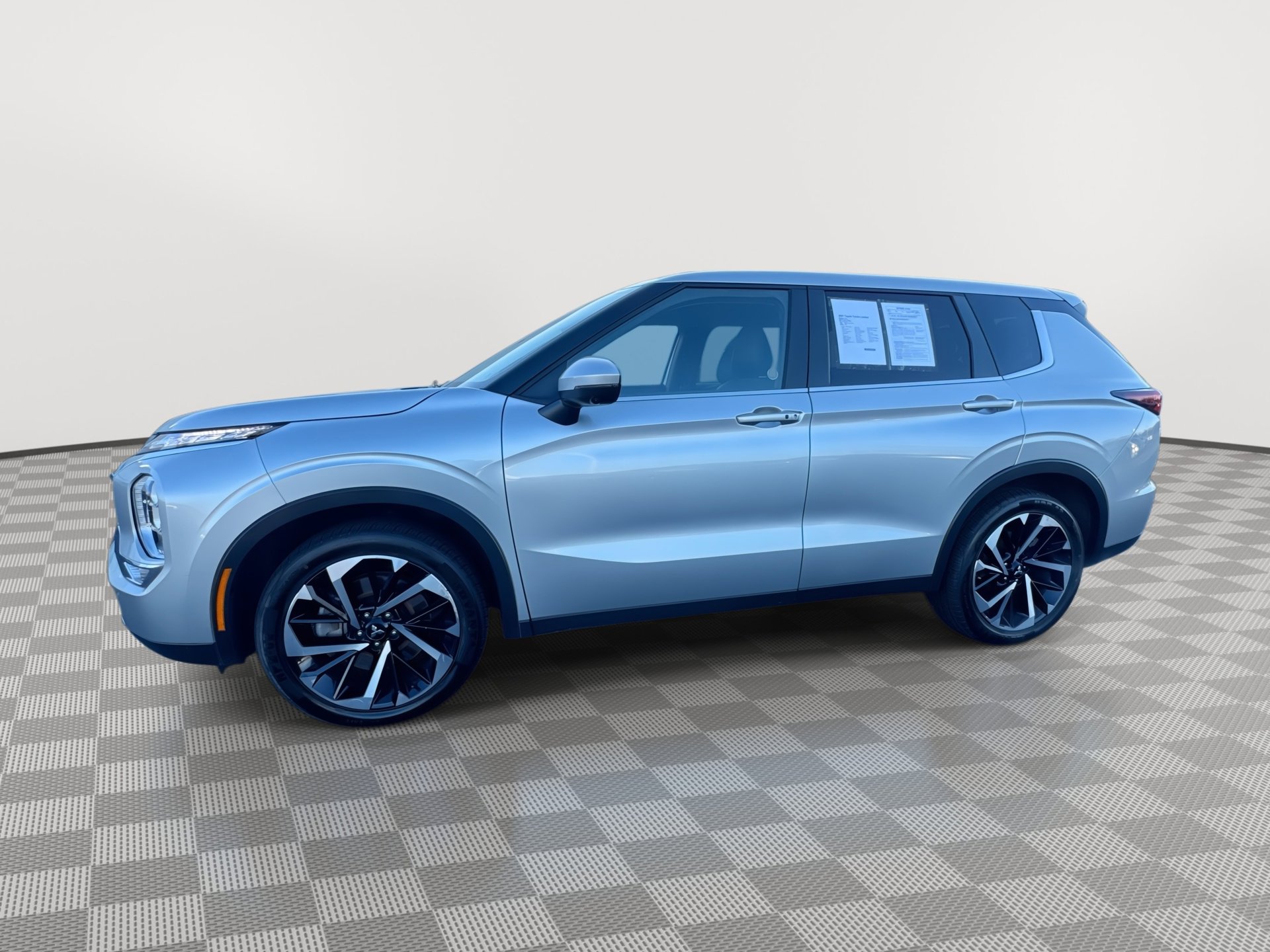 Used 2024 Mitsubishi Outlander SE image 1