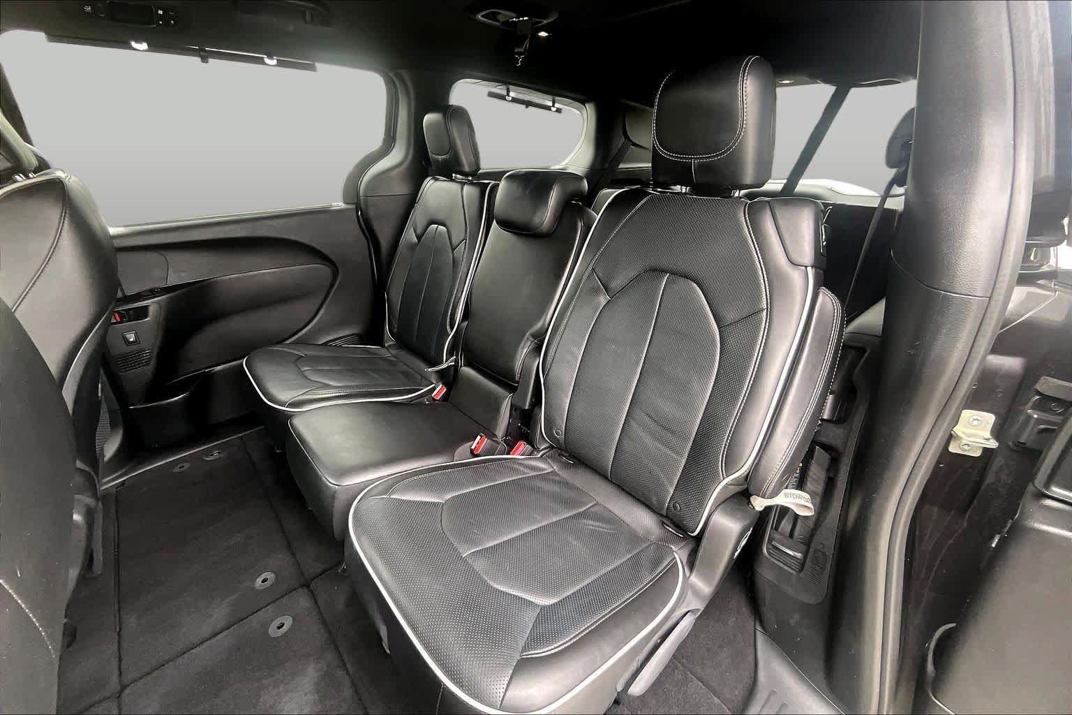 Used 2018 Chrysler Pacifica Limited w/ S Appearance Package FWD image 19