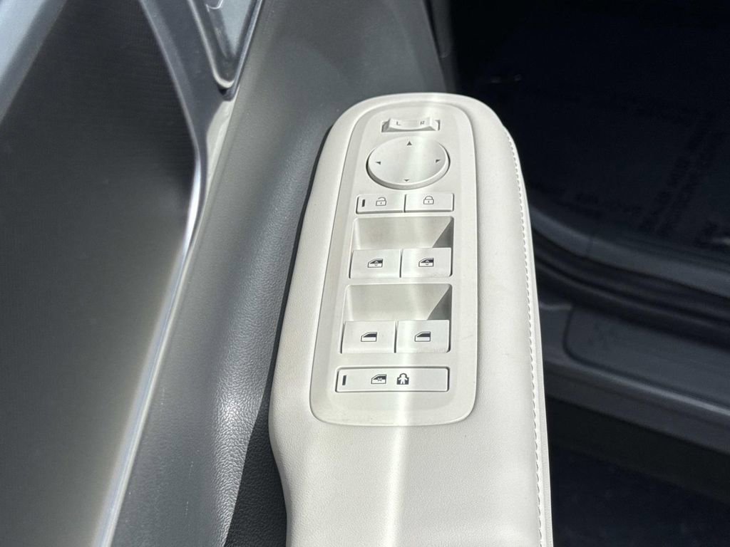 Certified 2025 Hyundai Santa Fe SEL image 21