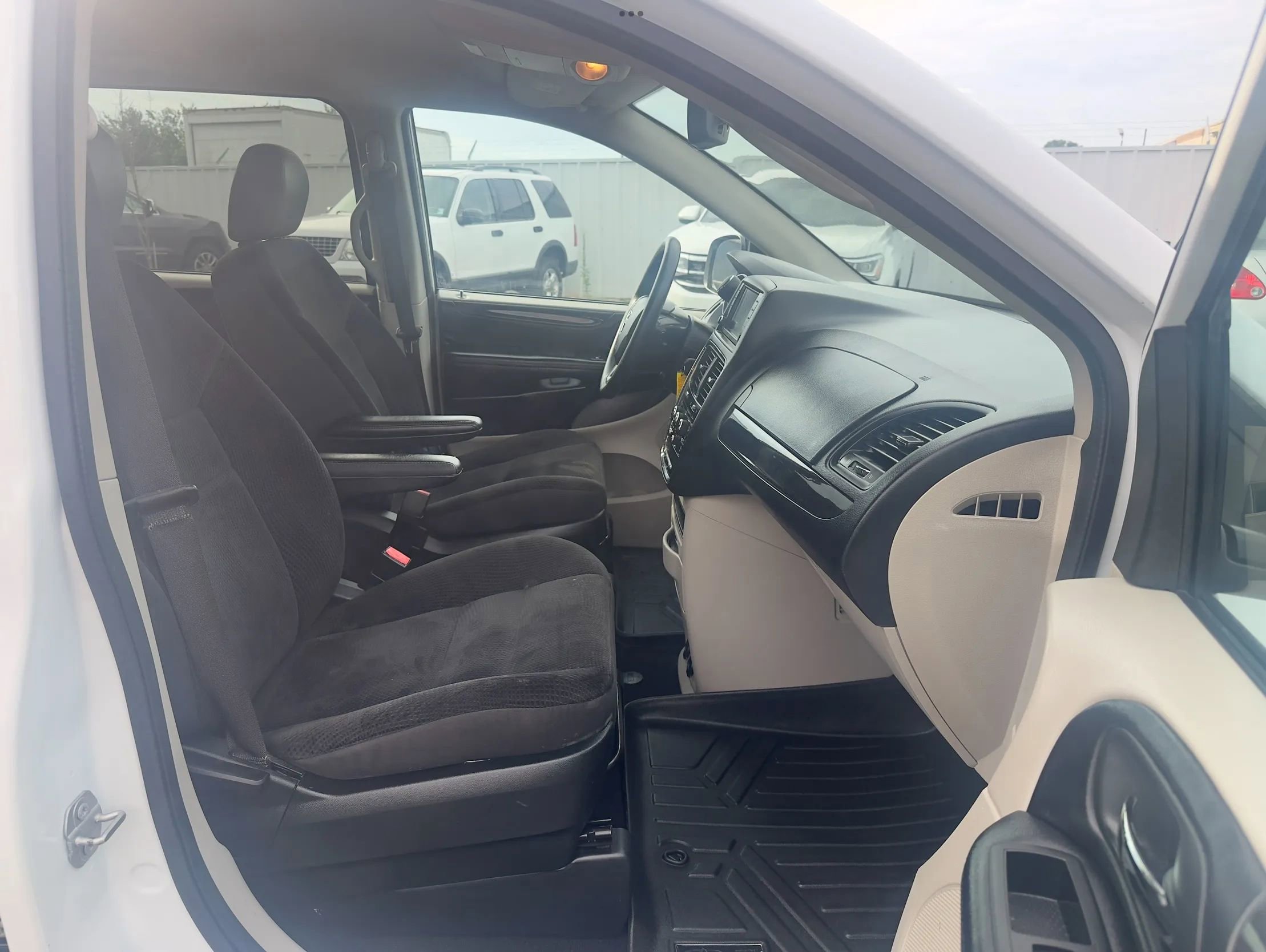 Used 2019 Dodge Grand Caravan SE w/ UConnect Hands-Free Group FWD image 18