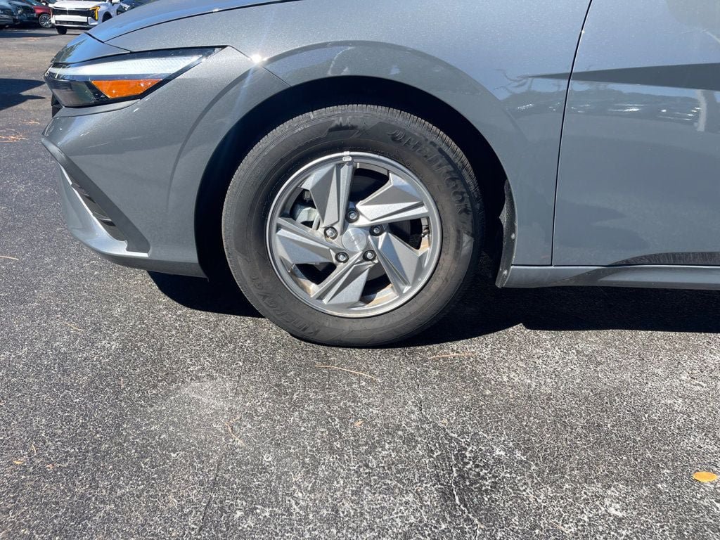 Used 2025 Hyundai Elantra SE FWD image 9