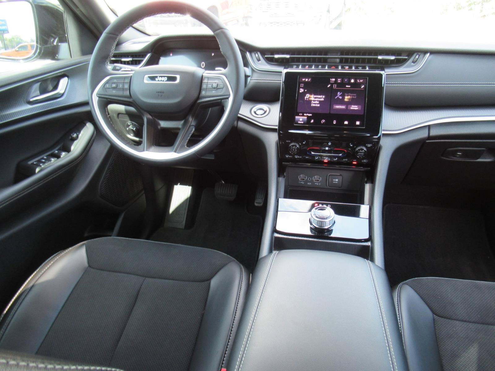 Used 2025 Jeep Grand Cherokee L Laredo RWD image 14