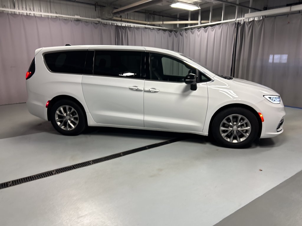 Used 2026 Chrysler Pacifica Limited FWD image 8