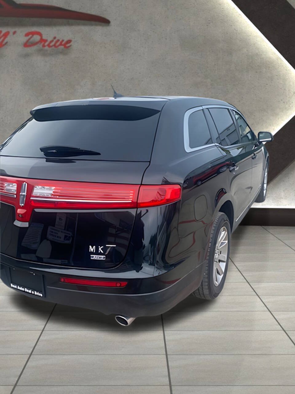 Used 2015 Lincoln MKT AWD image 10