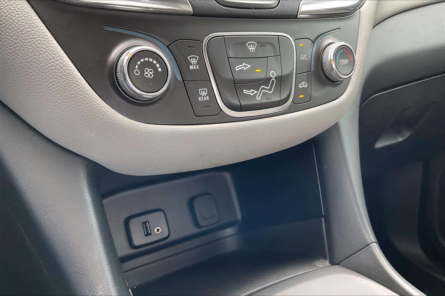 Used 2018 Chevrolet Equinox LT FWD image 31