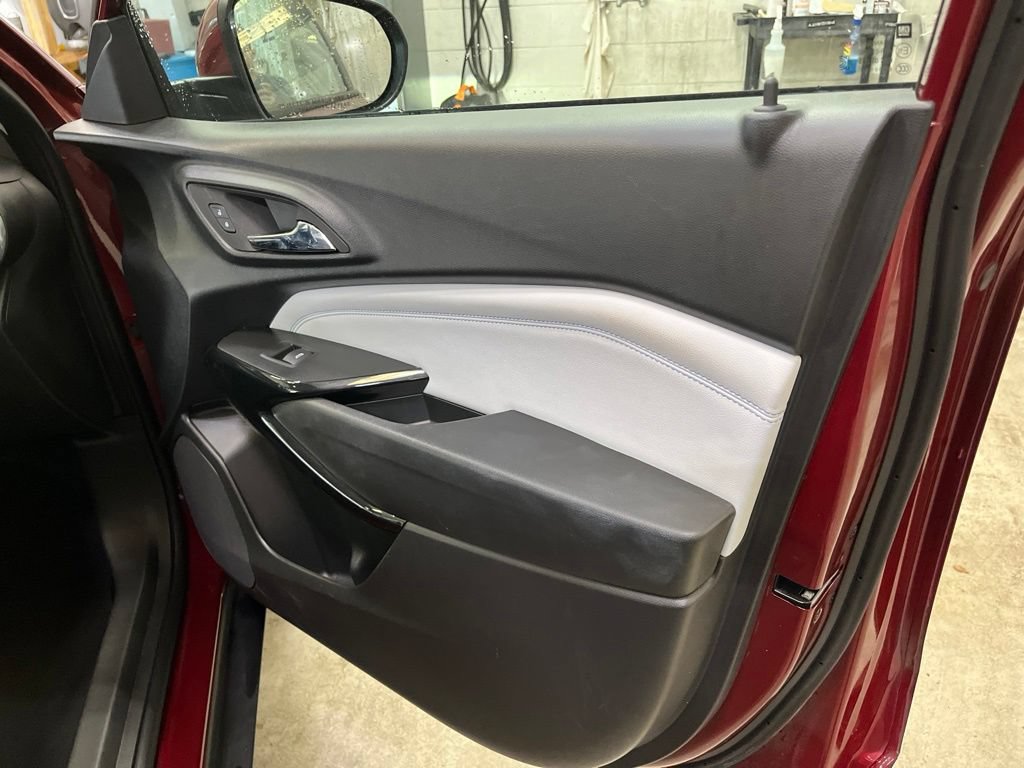 Used 2025 Chevrolet Trax LT w/ LT Convenience Package FWD image 29