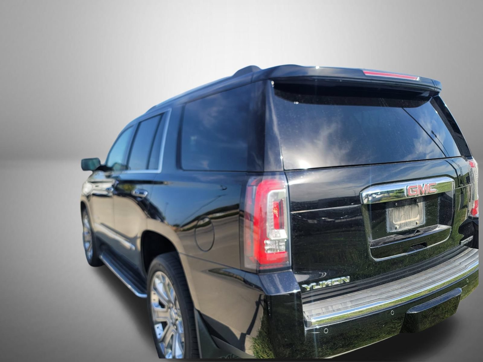 Used 2016 GMC Yukon Denali w/ Open Road Package AWD/4WD image 3