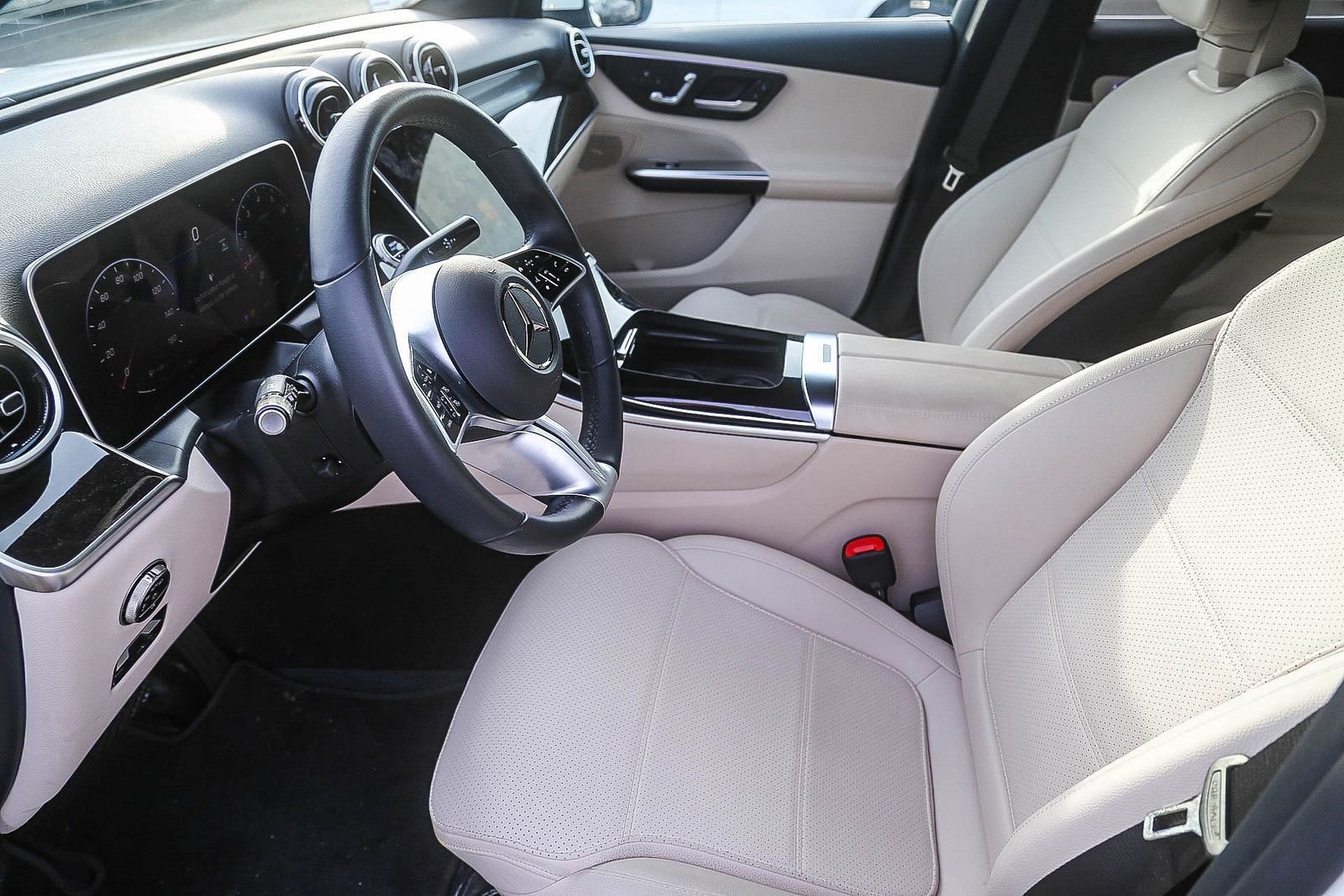 Used 2025 Mercedes-Benz GLC 300 image 5