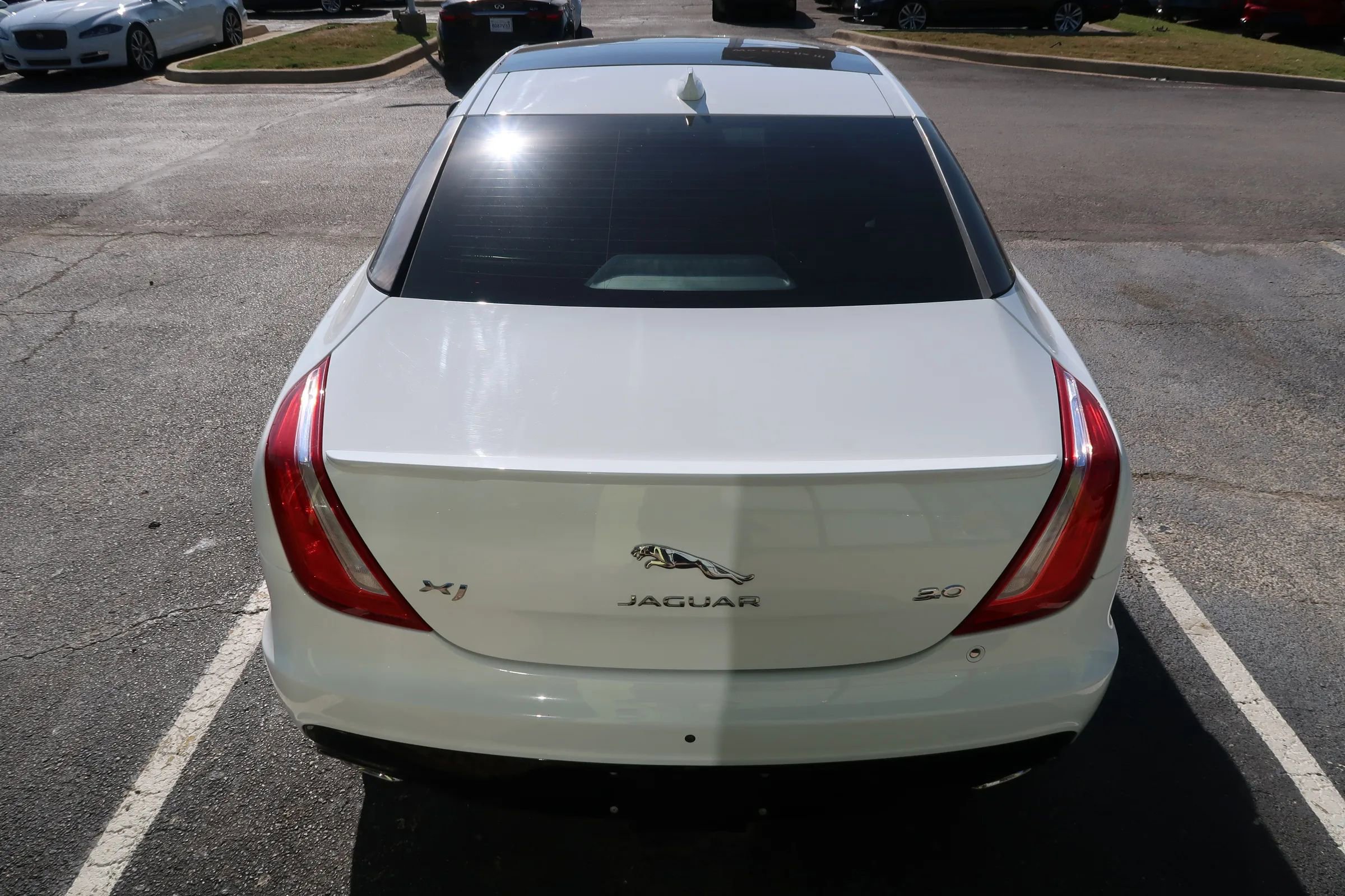 Used 2019 Jaguar XJ R-Sport RWD image 9