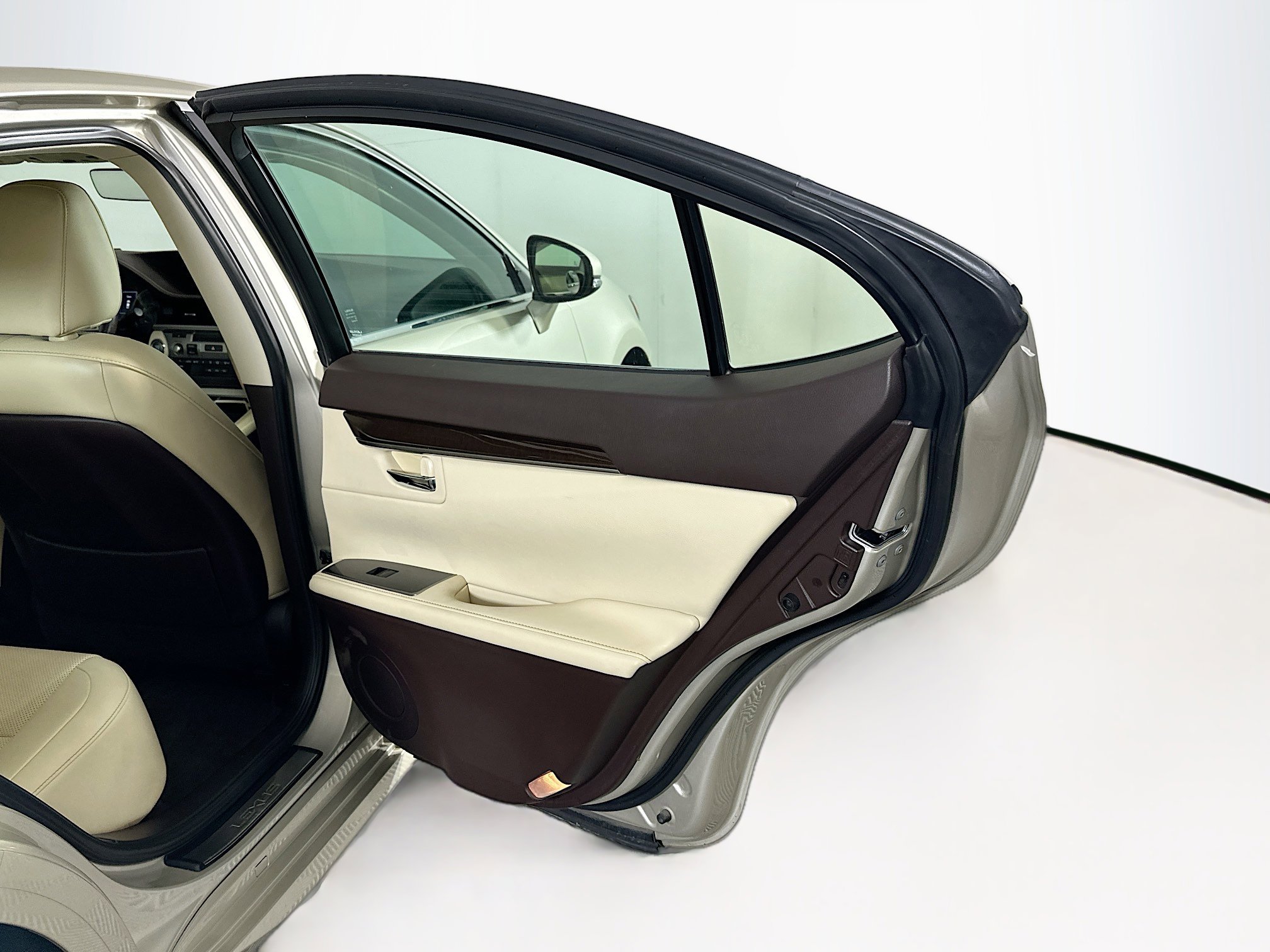 Used 2016 Lexus ES 350 w/ Navigation System Package image 32