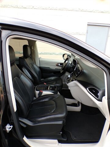 Used 2018 Chrysler Pacifica Touring-L FWD image 33