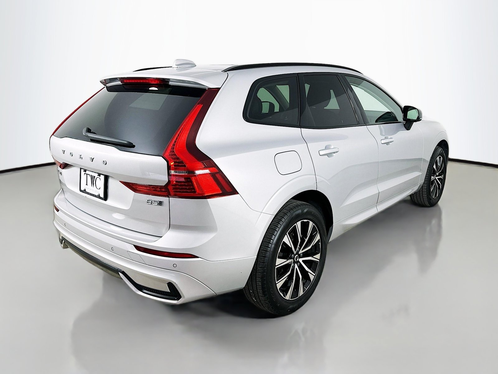 Certified 2025 Volvo XC60 B5 Core AWD/4WD image 5