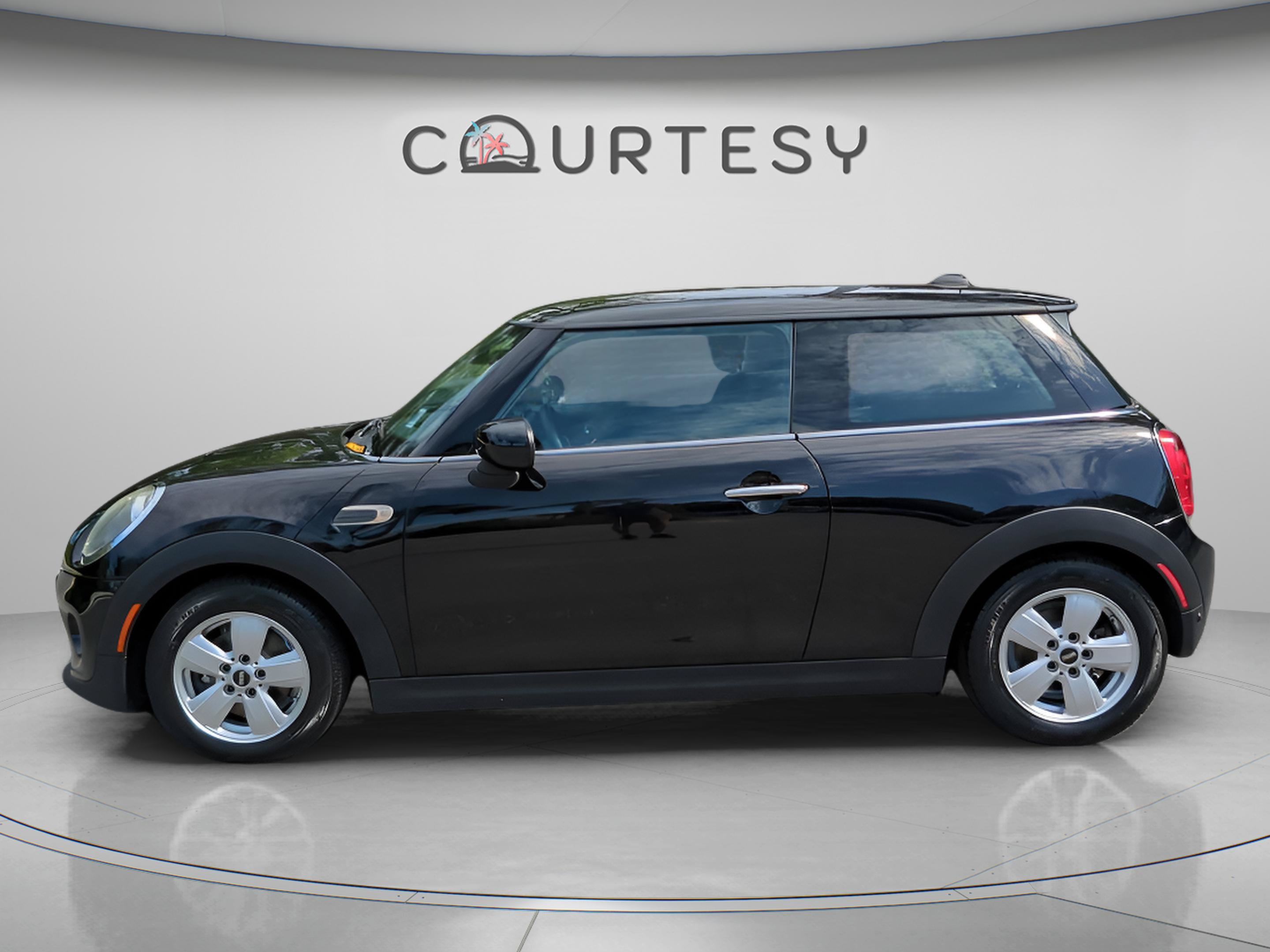 Used 2021 MINI Cooper 2-Door Hardtop FWD image 4