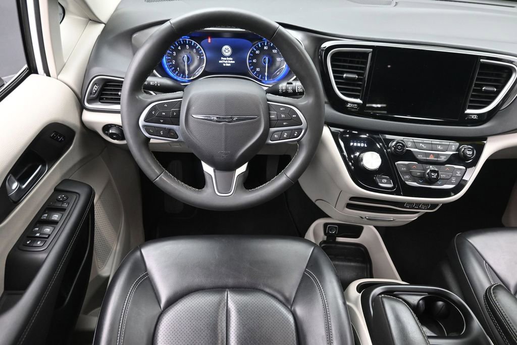 Used 2023 Chrysler Pacifica Touring-L FWD image 13
