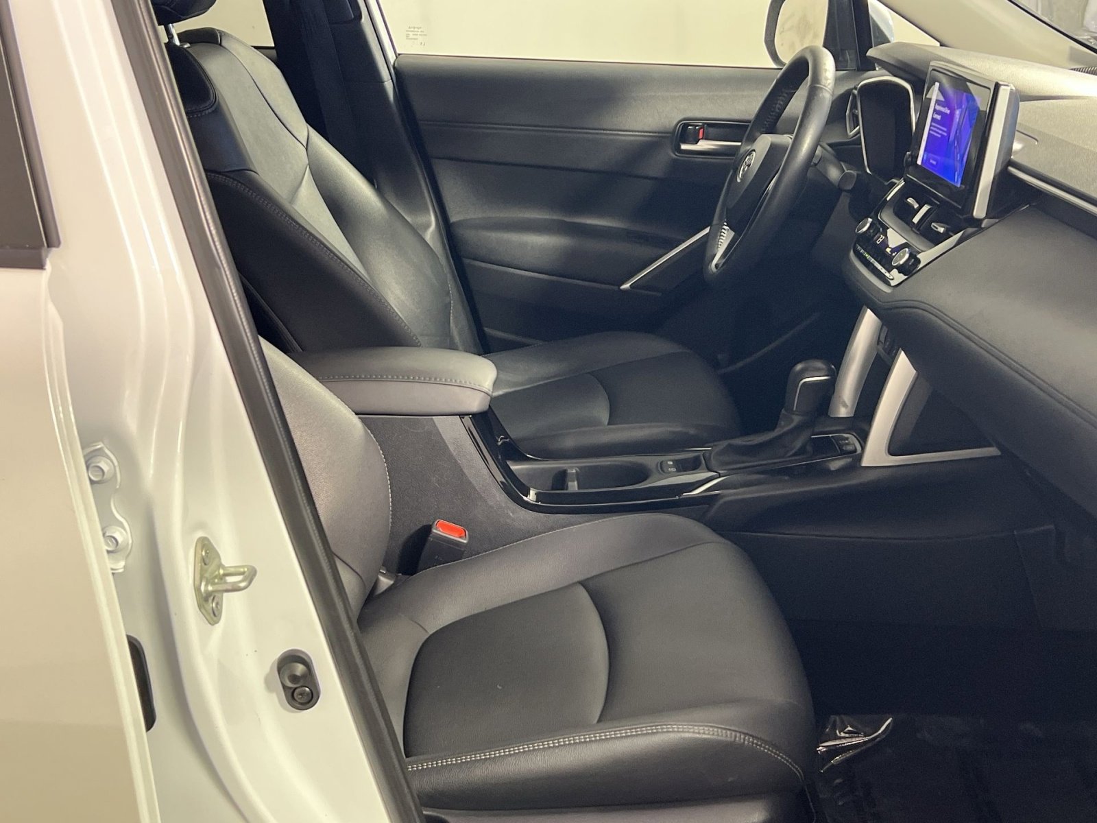 Used 2023 Toyota Corolla Cross XLE image 28