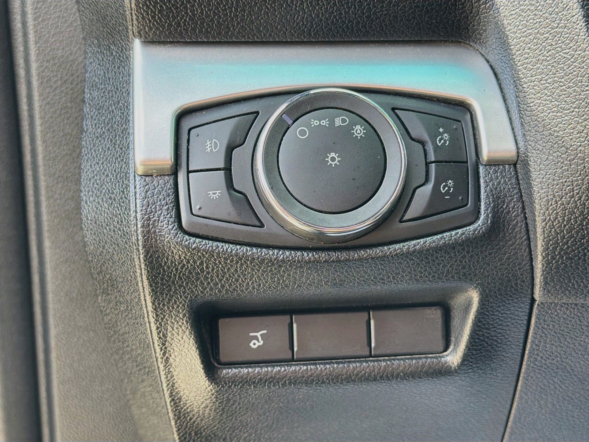 Used 2016 Ford Explorer XLT w/ Equipment Group 202A FWD image 12