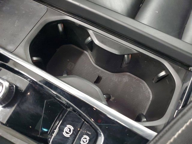 Used 2022 Volvo XC60 B6 R-Design image 28