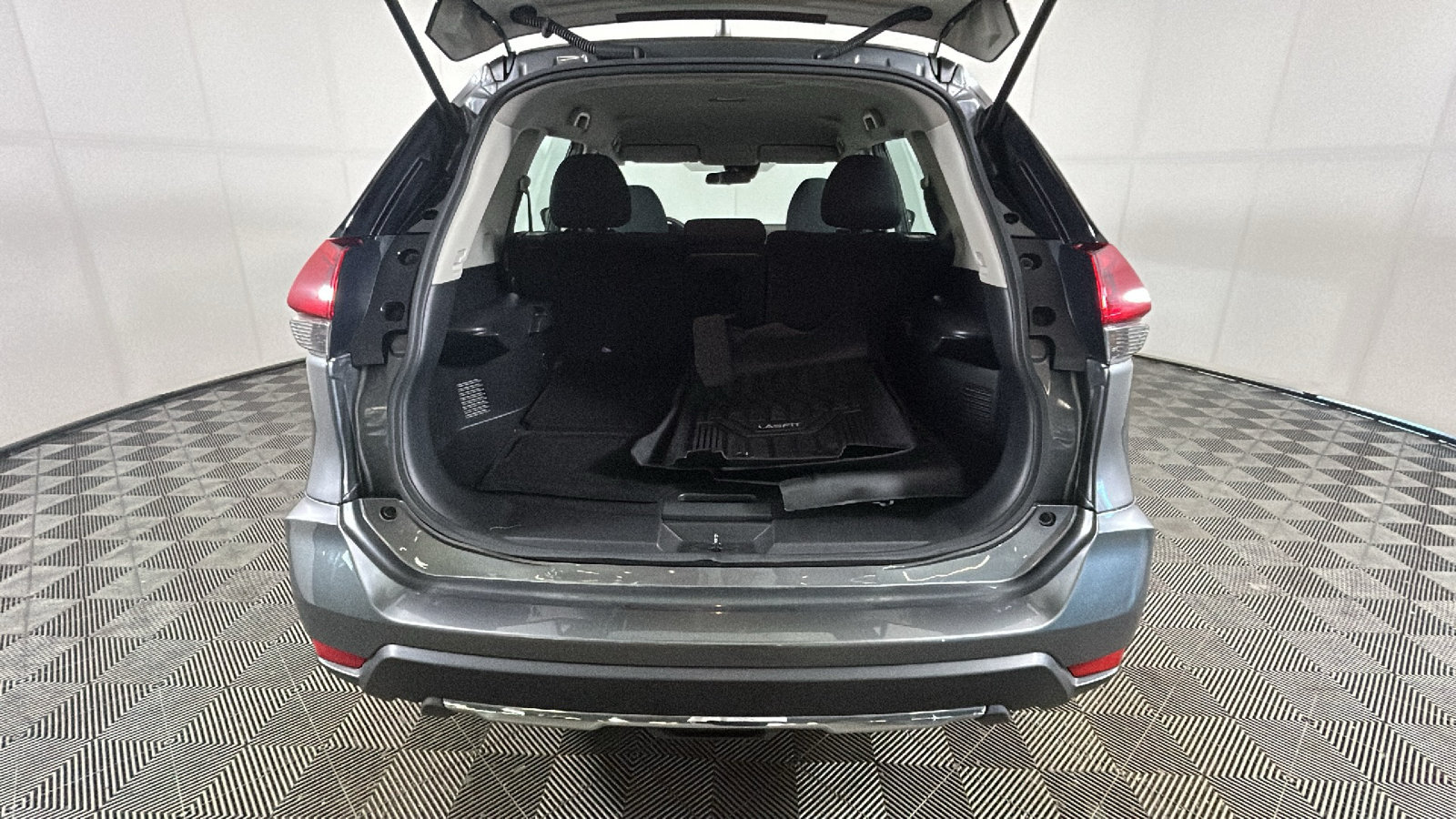 Used 2020 Nissan Rogue S FWD image 31