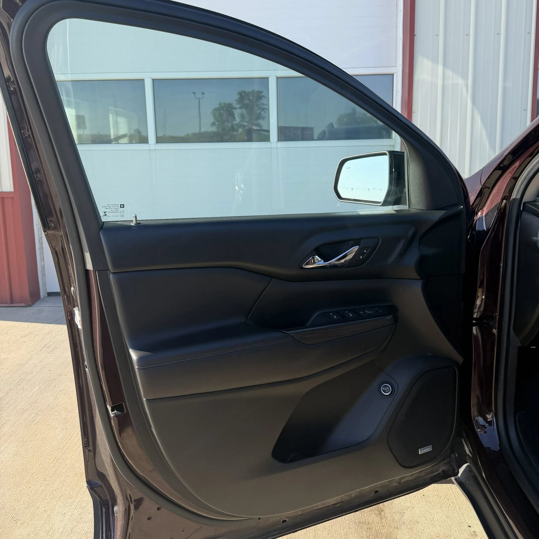 Used 2017 GMC Acadia SLE w/ Driver Alert Package I AWD/4WD image 4