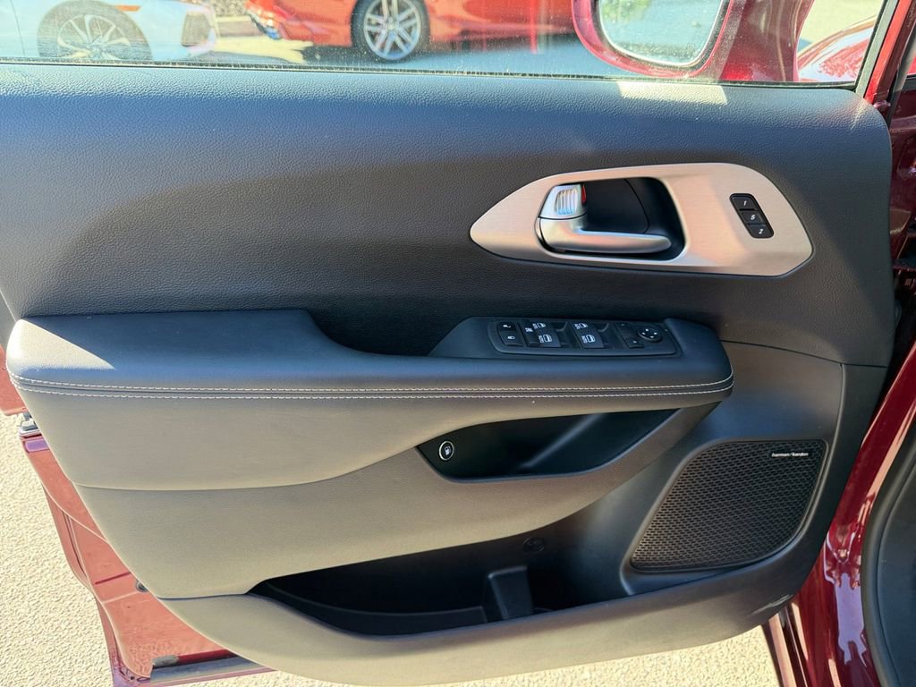 Used 2022 Chrysler Pacifica Limited w/ S Appearance Package image 11