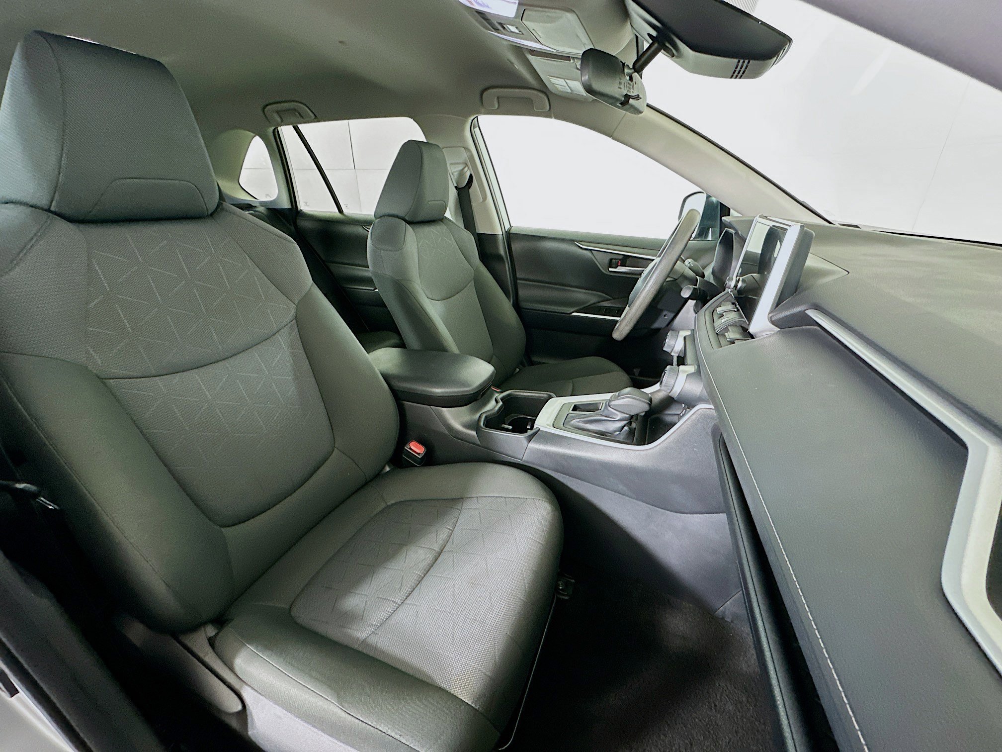 Used 2025 Toyota RAV4 XLE FWD image 31