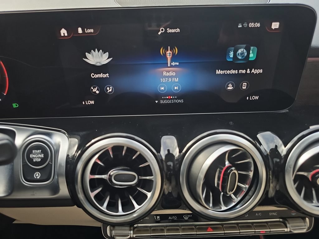 Used 2023 Mercedes-Benz GLB 250 4MATIC w/ Premium Package image 13