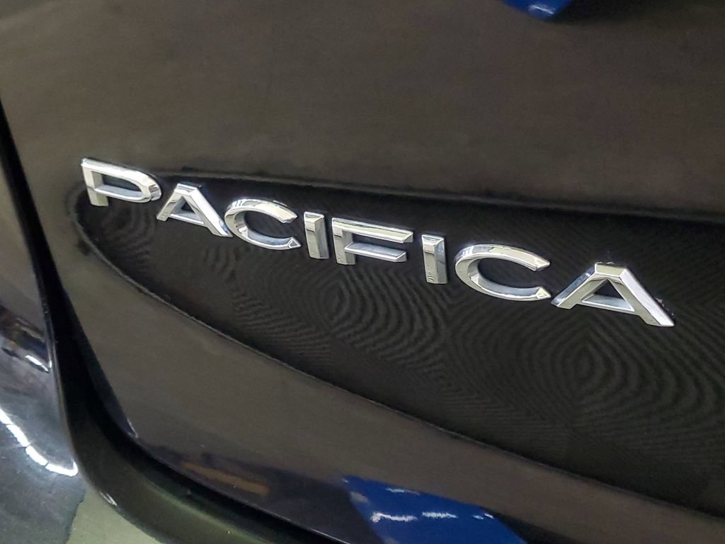 Used 2024 Chrysler Pacifica Touring-L FWD image 9