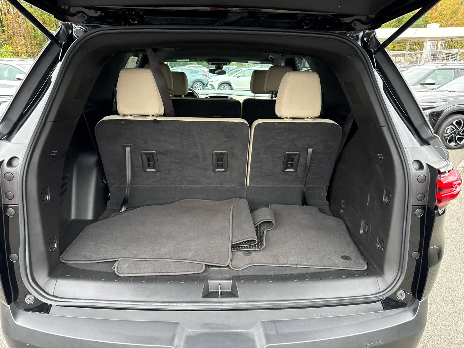 Used 2023 Chevrolet Traverse LS image 10