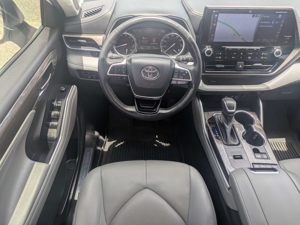Used 2022 Toyota Highlander Limited FWD image 16