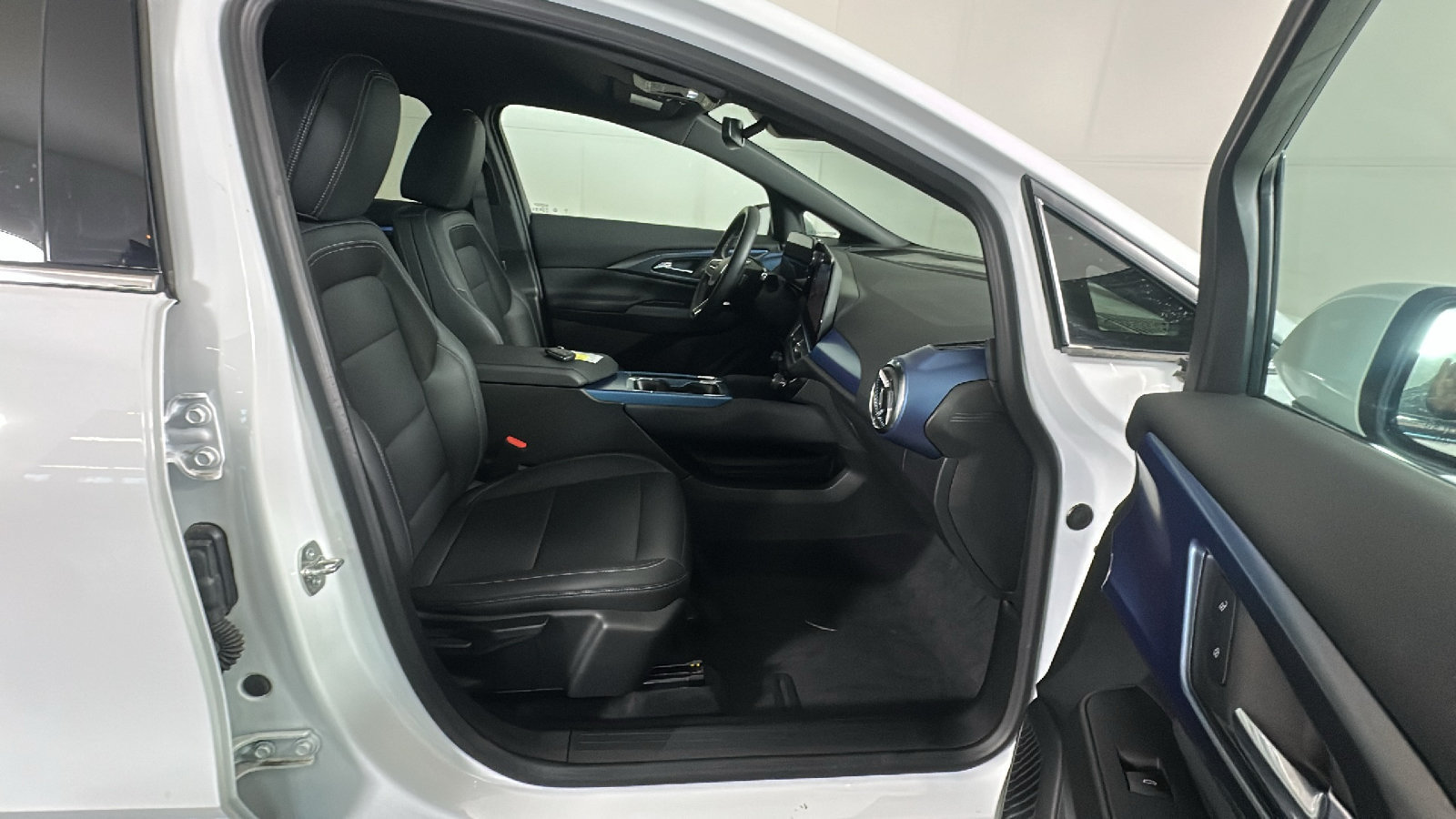 Used 2024 Chevrolet Equinox EV LT FWD image 37