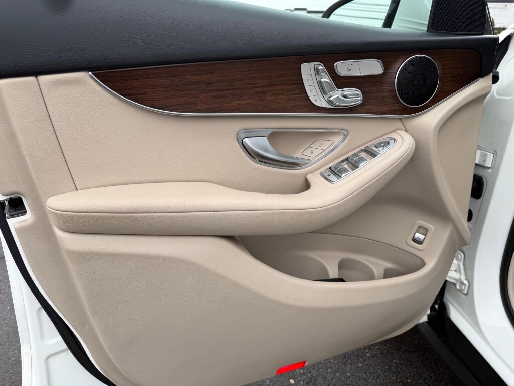 Used 2021 Mercedes-Benz GLC 300 4MATIC image 9