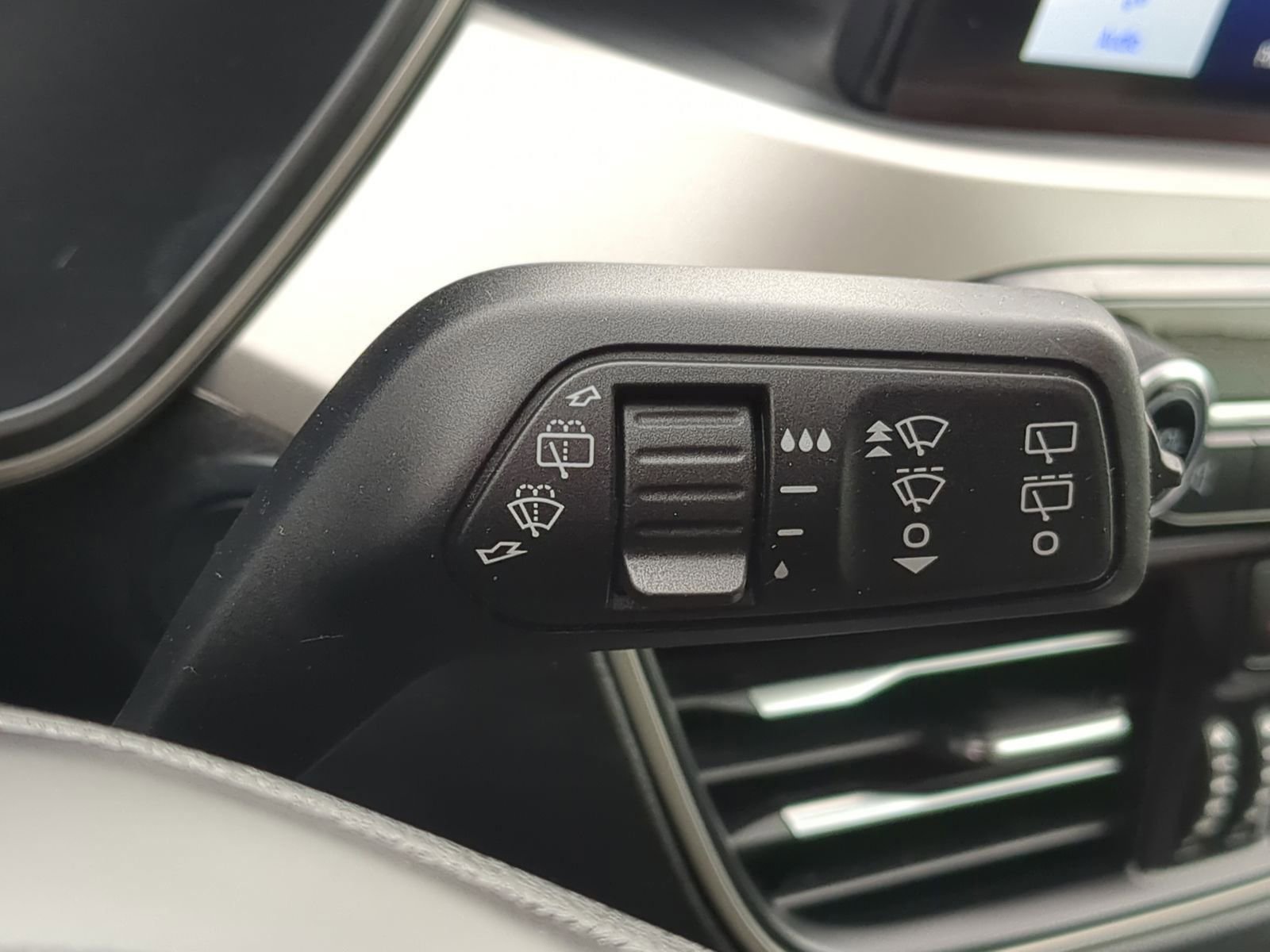 Used 2020 Ford Escape SE image 27