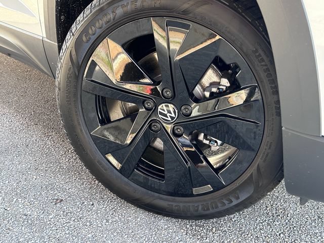 New 2026 Volkswagen Taos SE FWD image 2