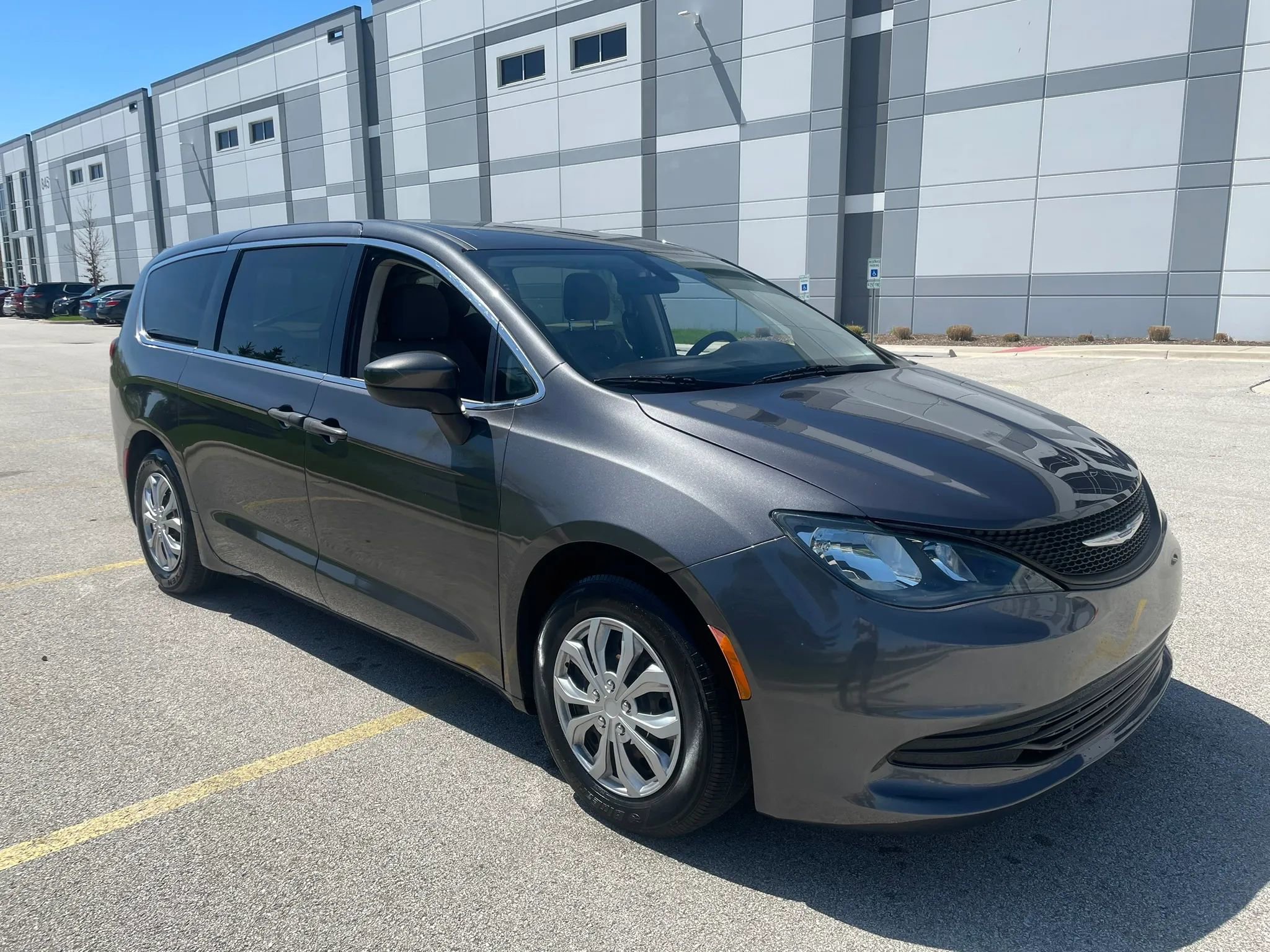 Used 2020 Chrysler Voyager L FWD image 3