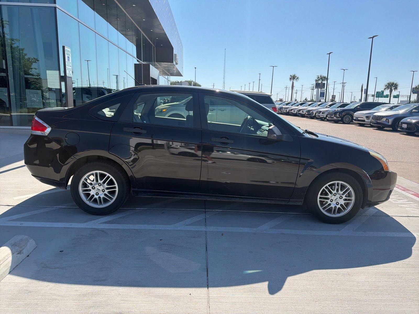 Used 2010 Ford Focus SE FWD image 4