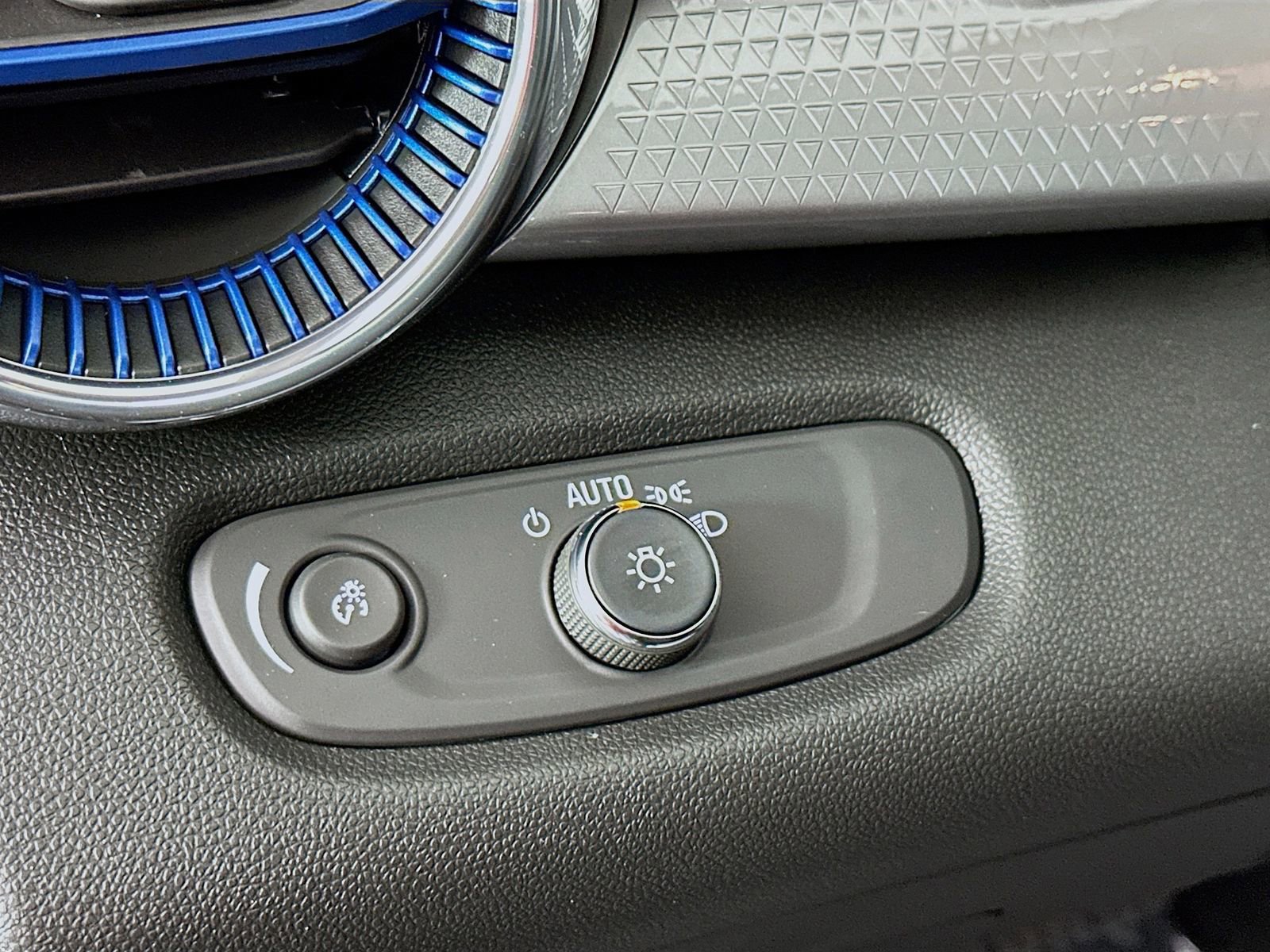 Used 2025 Chevrolet Trax LT w/ LT Convenience Package FWD image 12